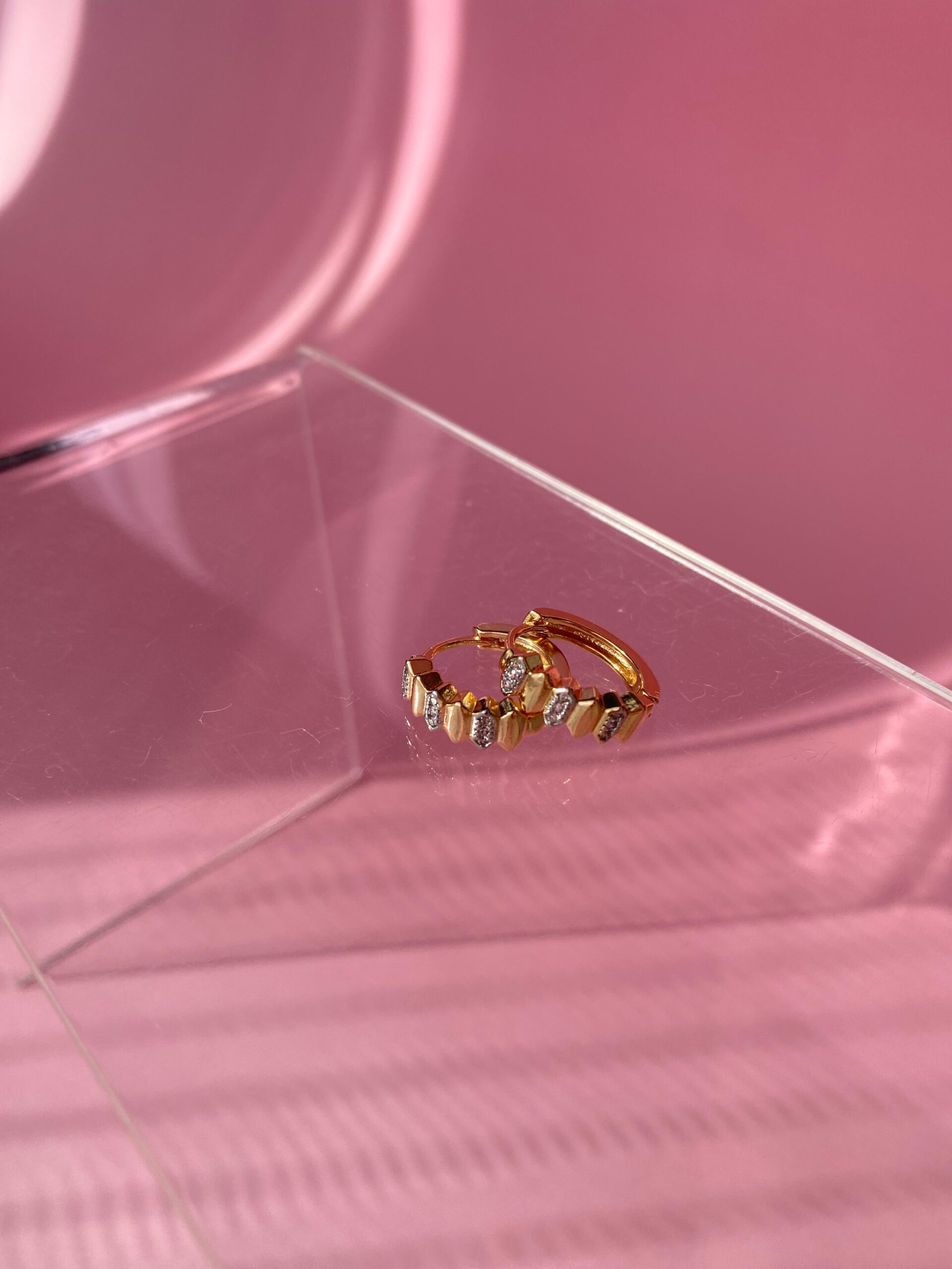 VIP Gold Taşlı Orta Boy Küpe - Görsel 3