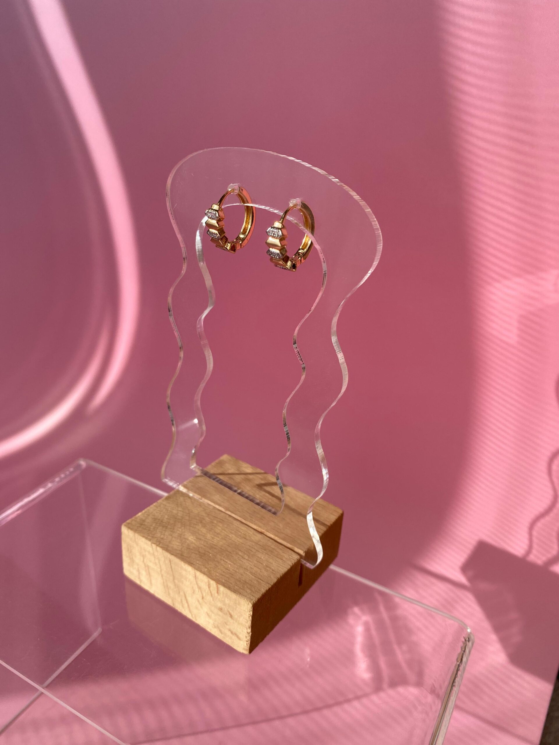 VIP Gold Taşlı Orta Boy Küpe - Görsel 4