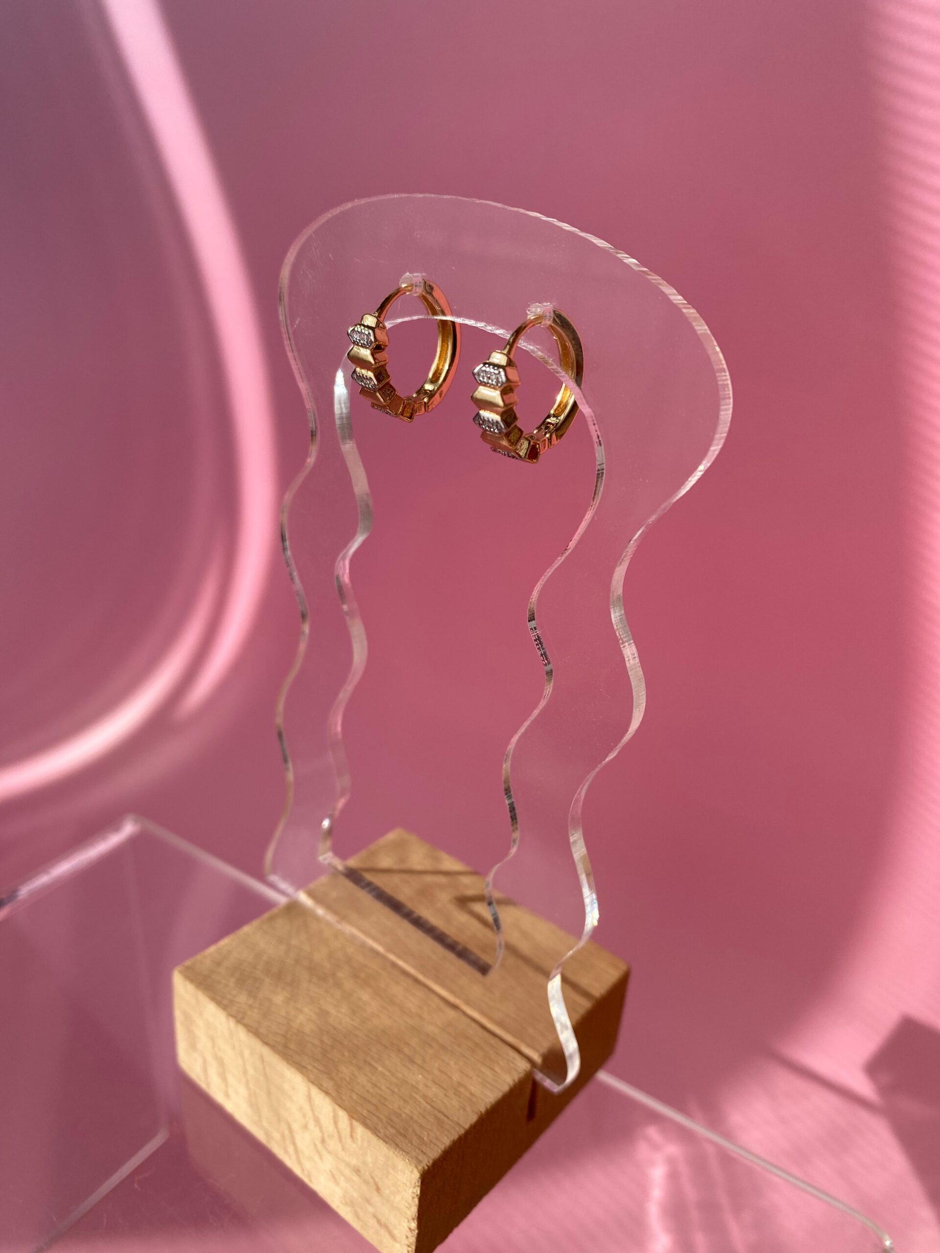 VIP Gold Taşlı Orta Boy Küpe - Görsel 5