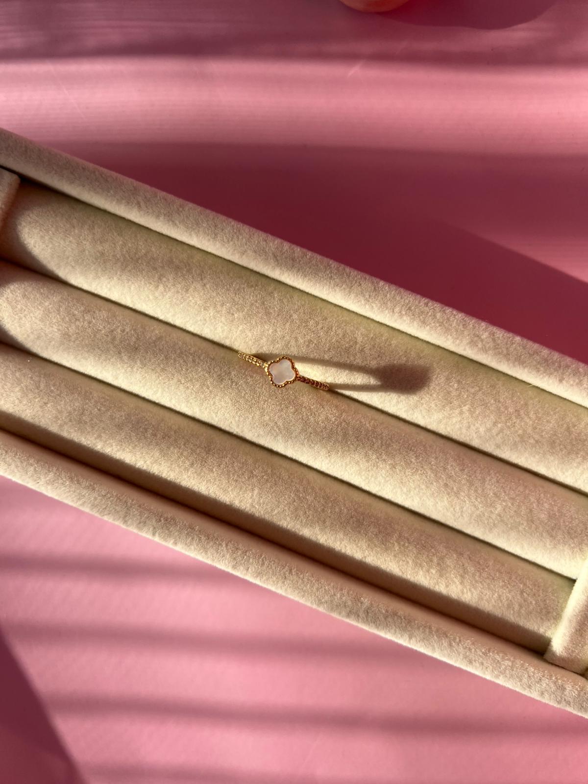 Çelik Beyaz Yonca Yüzük - Görsel 5