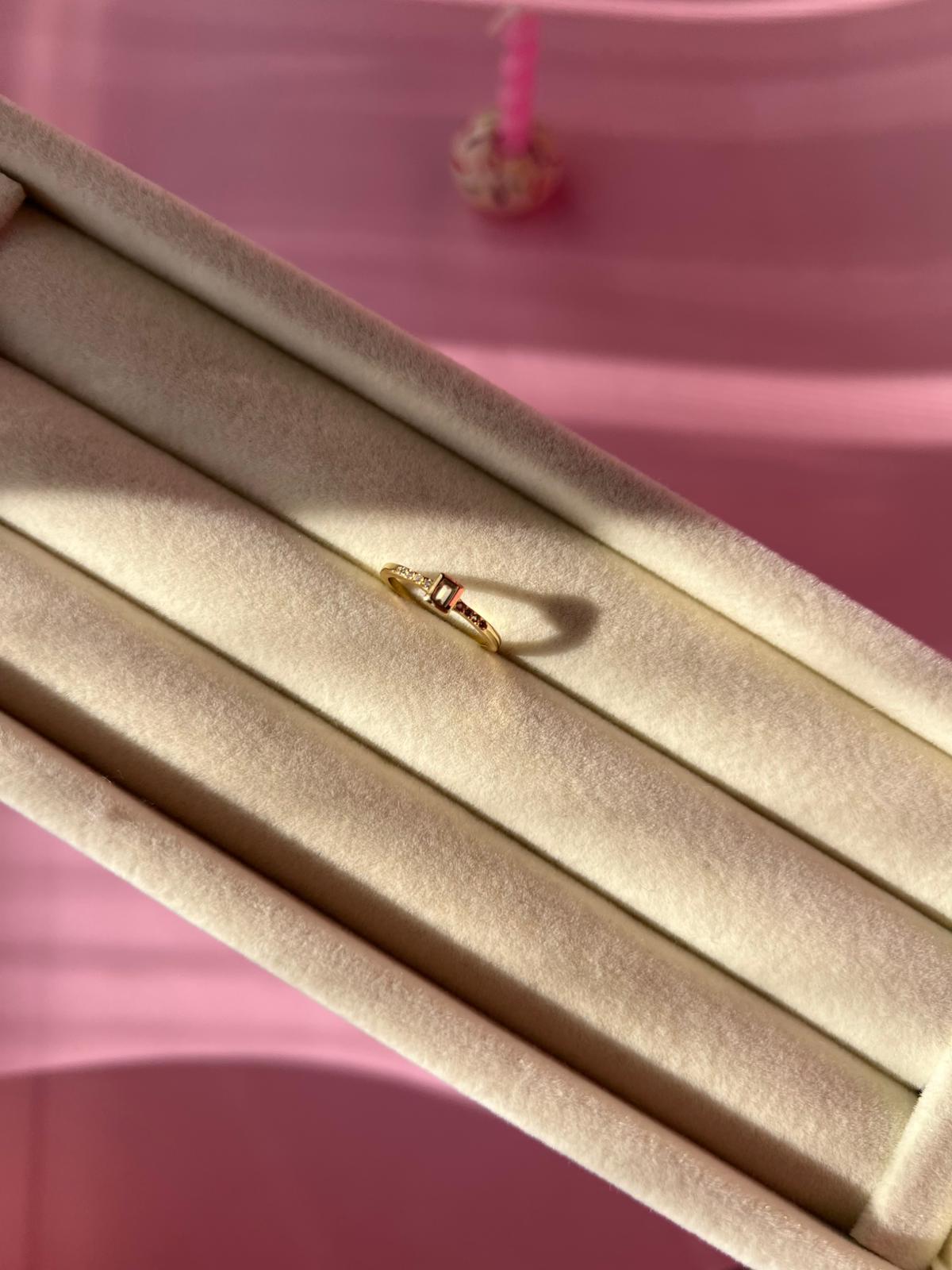 Çelik Minik Tek Taş Gold Serçe Parmak Yüzük