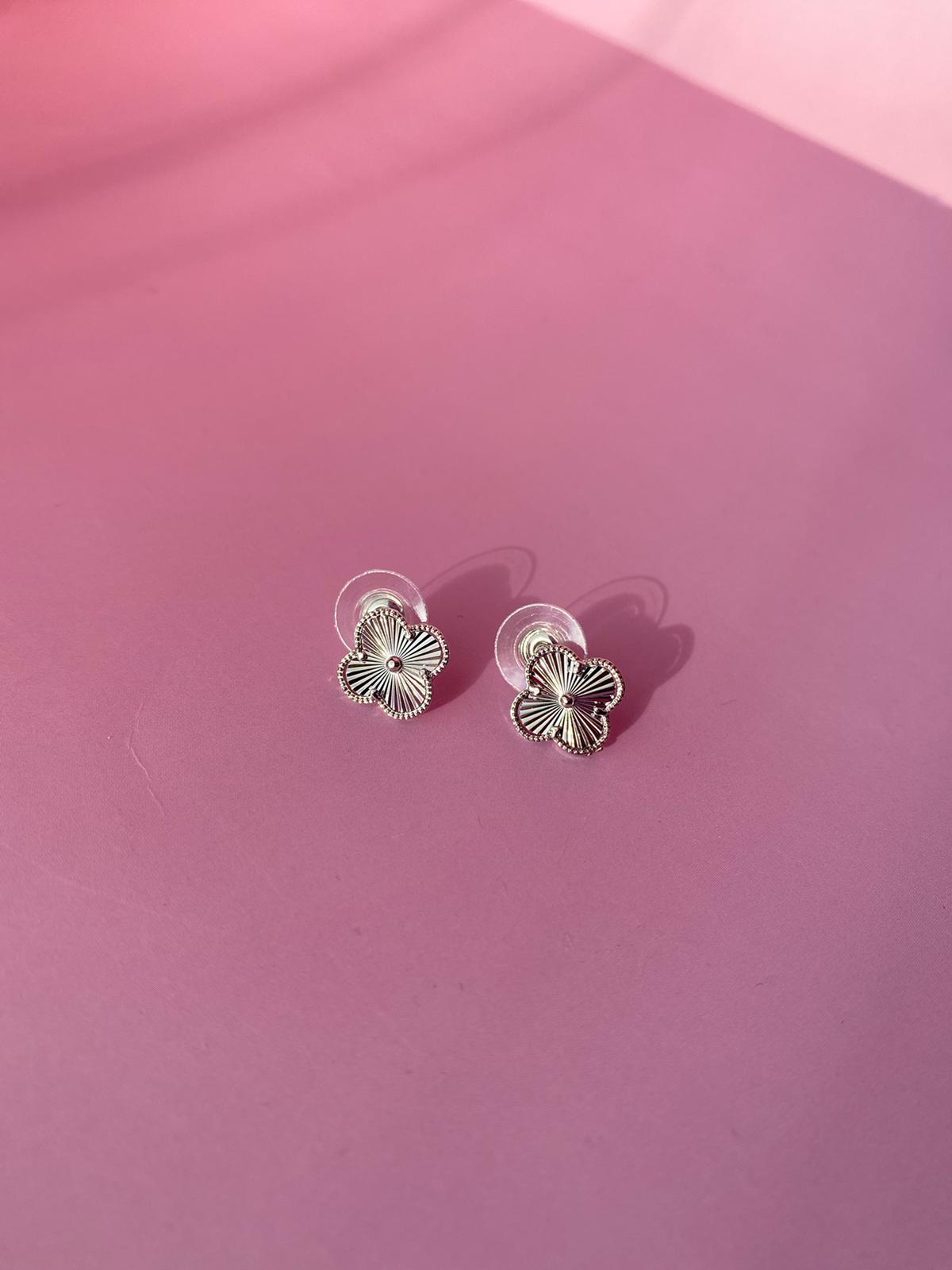 VIP Gümüş Renk Yonca Model Küpe - Görsel 3