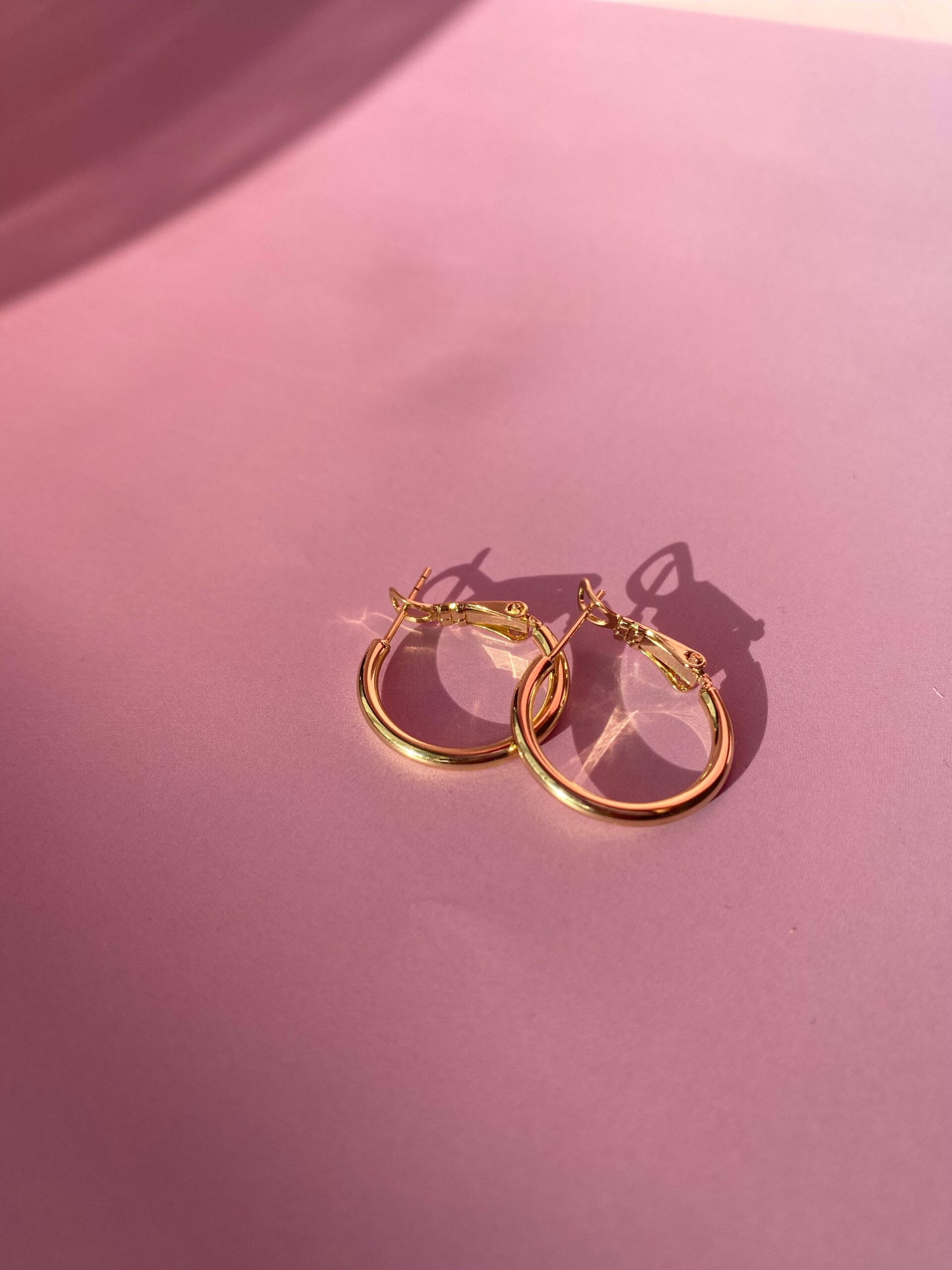 VIP İnce Model Küçük Boy Halka Küpe - Görsel 3