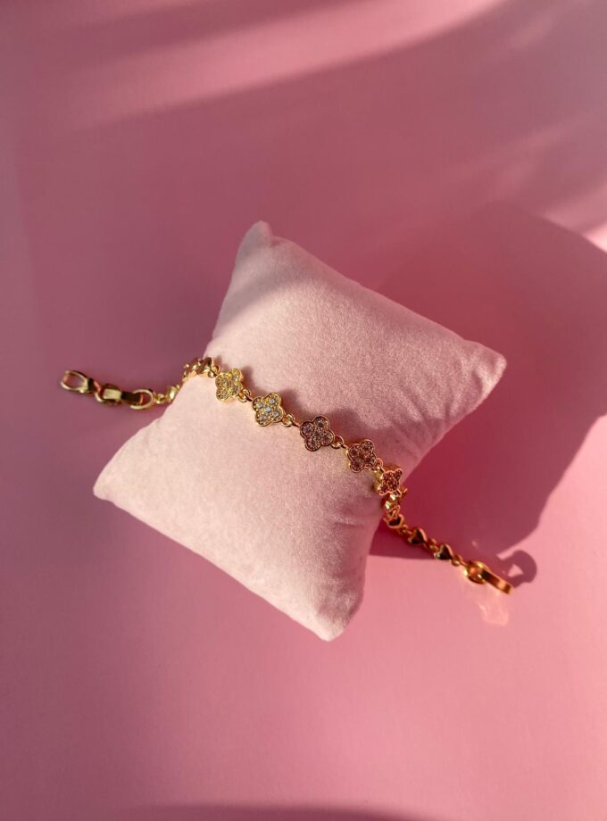 Kalp Detaylı Yonca Taşlı Bileklik