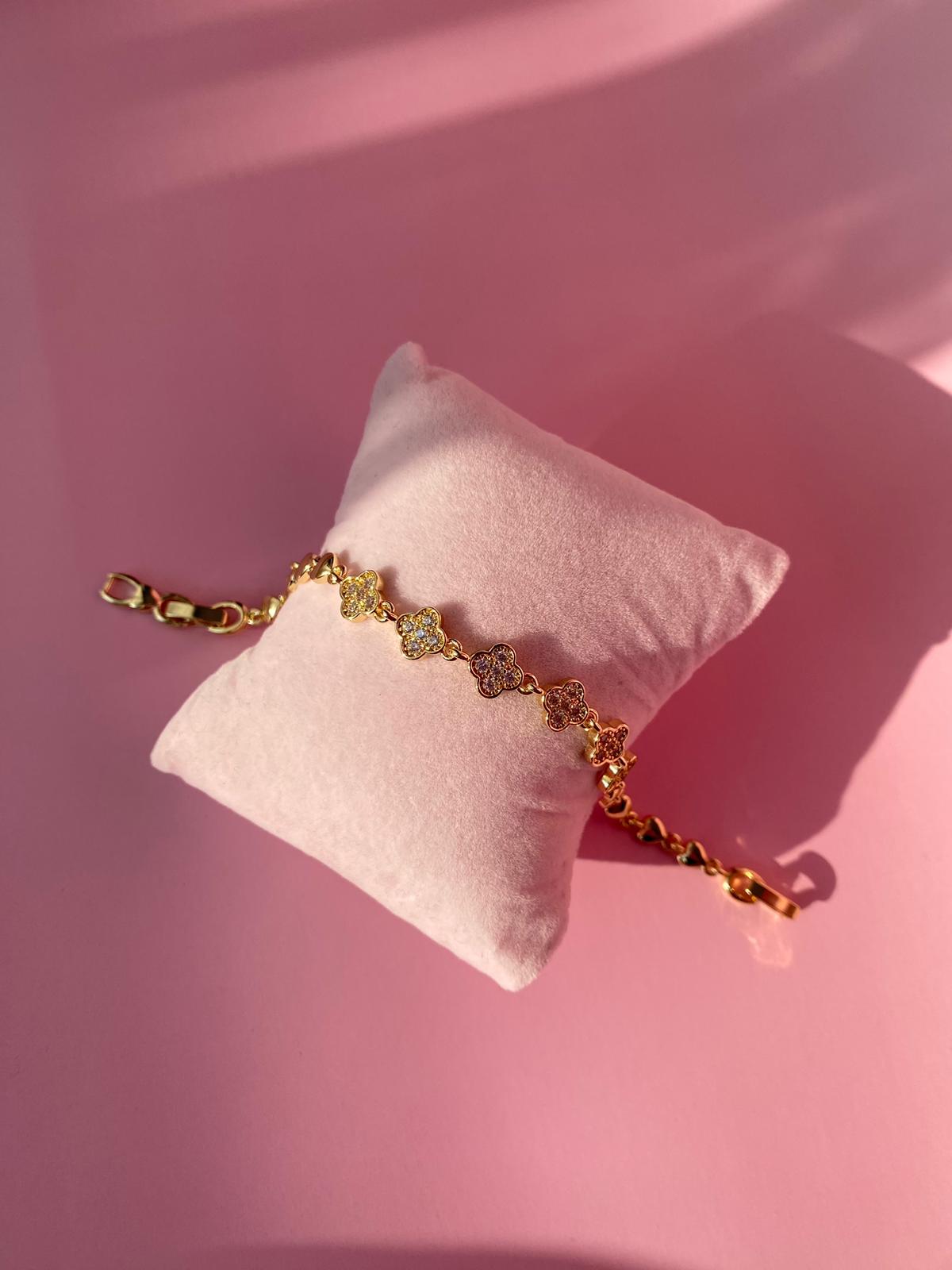 Kalp Detaylı Yonca Taşlı Bileklik