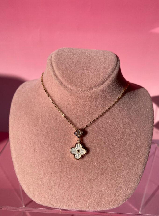 Beyaz Taş Model Kolye